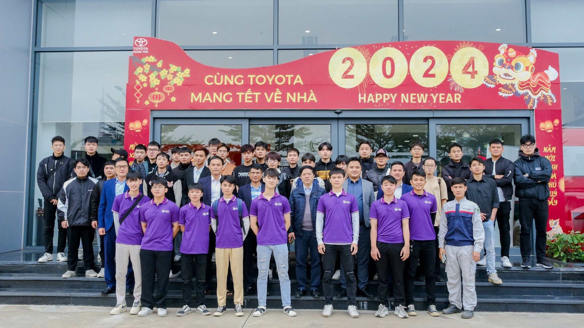 *TOYOTA HƯNG YÊN CHÀO ĐÓN ĐOÀN TẬP THỂ SINH VIÊN TRƯỜNG ĐẠI HỌC CÔNG NGHỆ & QUẢN LÝ HỮU NGHỊ -  THĂM QUAN VÀ HỌC TẬP TẠI ĐẠI LÝ!